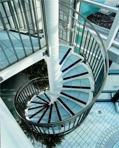 Obwohl Treppen die Visitenkarte eines Hauses sind, kam ihr lange Zeit nicht diese Bedeutung zu. Das hat sich zum Glück geändert. Die Treppenkultur gewinnt an Bedeutung. Ein ansprechendes Treppenhaus wird täglich als positives Signal von den Nutzern wahrgenommen.